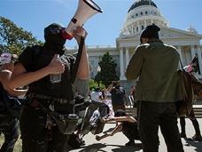 В Калифорнии разогнали демонстрацию неонацистов