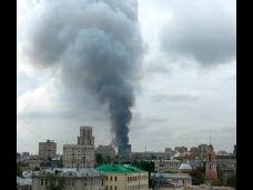 В Москве горит и рушится 4-этажное здание у Павелецкого вокзала: есть пострадавшие 
