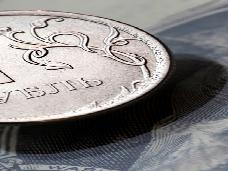Курс рубля "рухнул" к доллару и евро