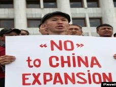 «Мы не рабы!»: сотни жителей Казахстана вышли протестовать против «экспансии Китая»