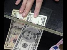 Доллар поднялся выше 75 рублей