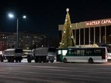 В центре Алма-Аты военные на БТР и бронемашинах взяли в кольцо протестующих