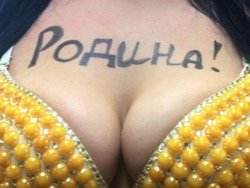 Голосуют полуголой грудью - пикантный флешмоб российских девушек