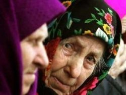 Голодомор-2016: киевские пенсионеры в очередях за бесплатным супом