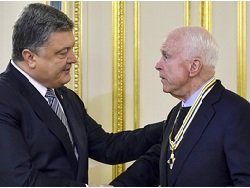Порошенко наградил Маккейна орденом и пригласил в Донбасс