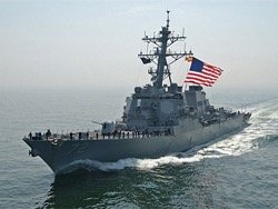 Эсминец ВМС США произвел залп в сторону иранских катеров