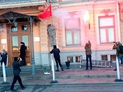 Питерские нацболы сожгли флаги на офисе 
