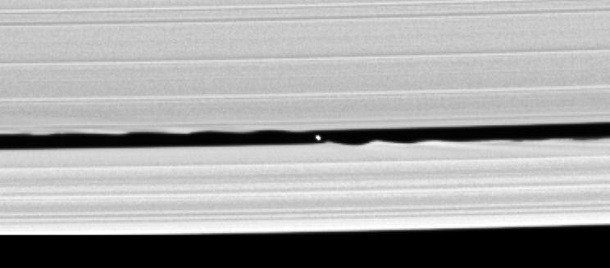 Фото дня: спутник Сатурна Дафнис глазами станции Cassini