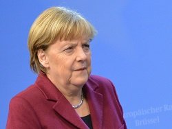 Опрос: Немцы боятся Трампа, но отправляют к нему Меркель