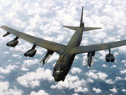 В США у бомбардировщика B-52 во время полета отвалился двигатель