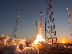SpaceX впервые после аварии запустила и посадила ракету Falcon 9