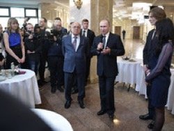 Путин рассказал, что очень гордится своим удостоверением плотника 4-го разряда