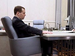 Медведев поручил максимально учесть пожелания Сечина по налоговым льготам
