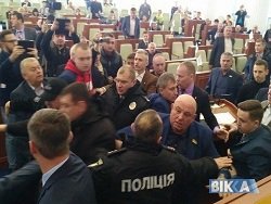 В приличном обществе говори по-украински: очередная драка украинских депутатов
