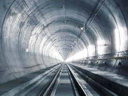 Внутри самого длинного в мире железнодорожного тоннеля
