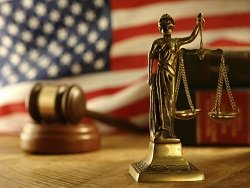 Суд США отказался приостановить иммиграционный указ Трампа