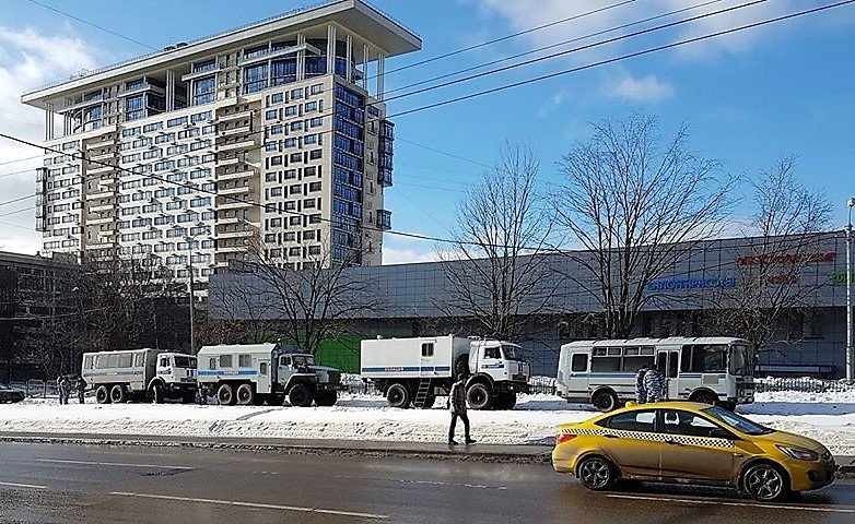 Шесть автобусов ОМОНа против мирных москвичей