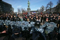 На митинге в Москве задержаны 500 человек, ранен полицейский
