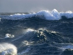 В сети испугались накрывающих круизный лайнер гигантских волн: видео