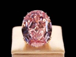 Крупнейший розовый бриллиант в мире выставлен на аукцион
