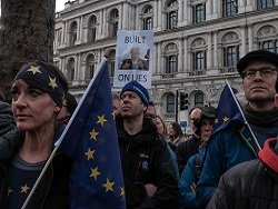 Сторонники и противники Brexit вышли на улицы британских городов