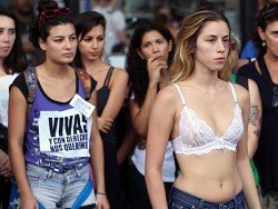 Тысячи аргентинских женщин вышли на марш против насилия