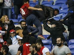 Фанаты избивали костылями приехавших на стадион Лиона семейных болельщиков: фото