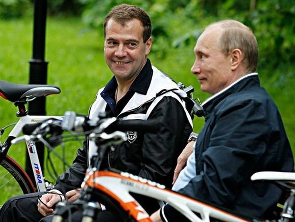 Почему Путин тянет с отставкой Медведева