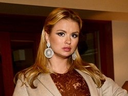 Анна Семенович требует от порносайта 50 миллионов за обман