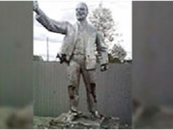 В Приамурье подростки битами повредили памятник Ленину из-за несогласия с его политикой
