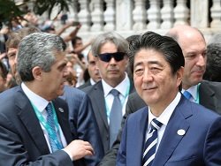 Президент Франции и премьер Японии обсудили сотрудничество с РФ
