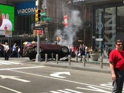 Автомобиль на полной скорости врезался в толпу людей в центре Нью-Йорка
