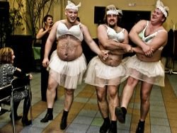 В Колумбии трое мужчин впервые заключили официальный брак