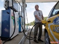 Средняя цена за литр бензина Аи-95 в России превысила 40 рублей за литр