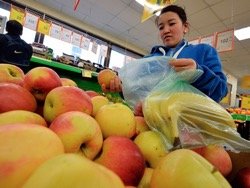 Минимальный набор продуктов в России подорожал на 15 процентов