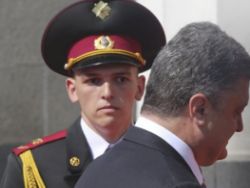 Что случилось с солдатом который упал во время инаугурации порошенко. Смотреть фото Что случилось с солдатом который упал во время инаугурации порошенко. Смотреть картинку Что случилось с солдатом который упал во время инаугурации порошенко. Картинка про Что случилось с солдатом который упал во время инаугурации порошенко. Фото Что случилось с солдатом который упал во время инаугурации порошенко