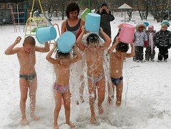 Heute: русские мамы обливаются с детьми на морозе — и даже не вздрагивают