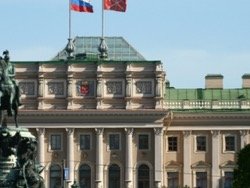 Заксобрание Санкт-Петербурга потратит на стол и 30 стульев почти 5 млн рублей