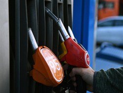 Российские власти отказались снижать цены на бензин