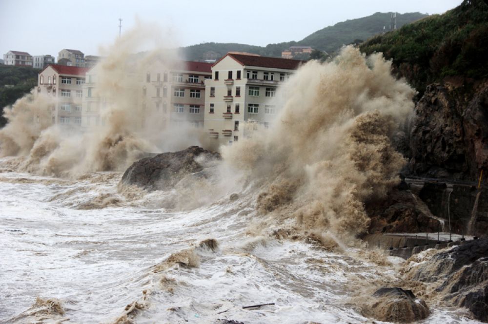 Супертайфун «Мангхут», ударил по Китаю и унес жизни двух человек