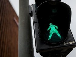 Литва отмечает столетие права женщин голосовать: включили светофоры с женским силуэтом