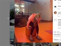 Жена Пескова научила россиян снимать стресс стоянием на гвоздях