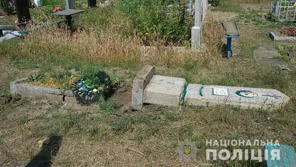 Житель Днепропетровской обл разрушил больше десятка могил и сдал памятники на металлолом
