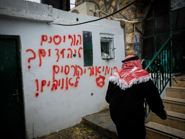 В иерусалимской Бейт-Сафафе подожжена мечеть, оставлены надписи на иврите