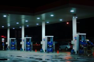 Нефтяная война России с Саудовской Аравией привела к тому, что в США бензин стал дешевле воды