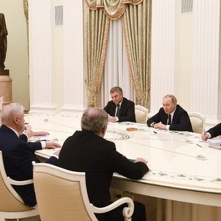 Путин поручил до конца 2020 года увеличить пособие по безработице до МРОТ