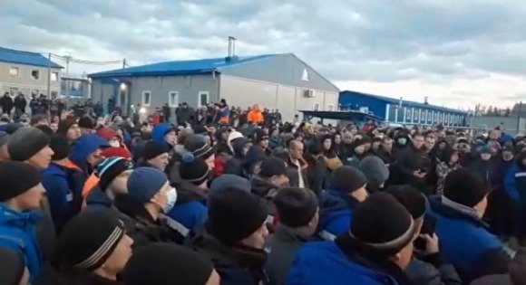 «Держат, как свиней! Мы, что, свиньи?!» На месторождении «Газпрома» бунтуют рабочие