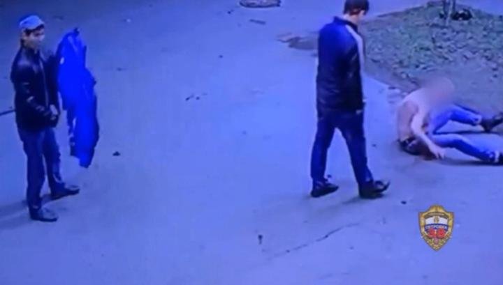 Грабители раздели мужчину на пороге московского магазина
