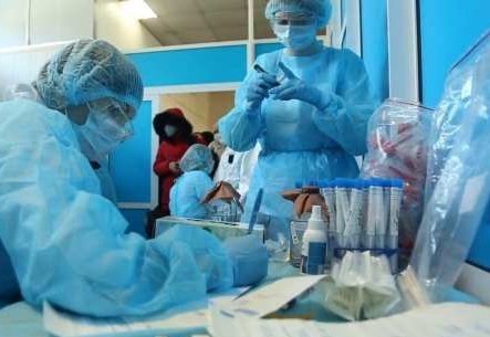 Десятки медиков в Коммунарке и НИИ скорой помощи в Петербурге заразились коронавирусом