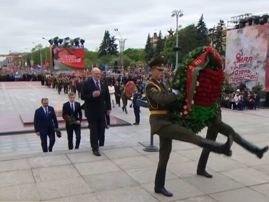 Как президент Лукашенко у коллеги Путина день Победы отобрал